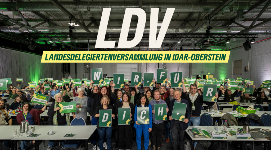 Das war unsere LDV in Idar-Oberstein. Das Foto zeigt die Mitgleider, wie sie Buchstaben hochhalten, die zusammen den Slogan Wir. Für Dich. ergeben.